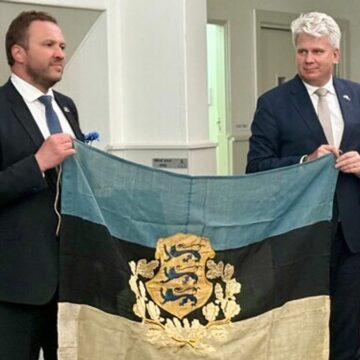 Bandera estonia de 1944 regresa a casa tras 80 años en Australia Bandera estonia de 1944 regresa a casa tras 80 años en Australia