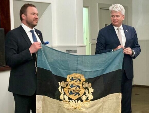 Bandera estonia de 1944 regresa a casa tras 80 años en Australia Bandera estonia de 1944 regresa a casa tras 80 años en Australia