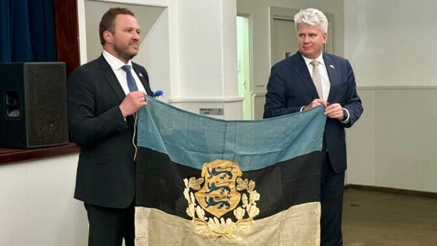 Bandera estonia de 1944 regresa a casa tras 80 años en Australia Bandera estonia de 1944 regresa a casa tras 80 años en Australia