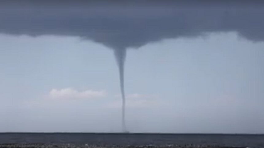 Una rara tromba de agua aparece en el lago Peipus de Estonia